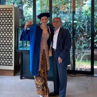 Tak hanya ibu mertua, ayah mertua Enzy juga tampak hadir. Terlihat keduanya juga berpose bersama. Foto: Instagram/@enzystoria