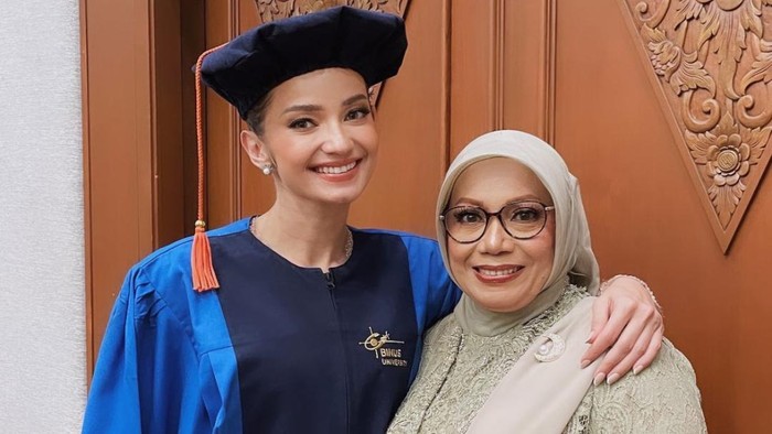 Enzy Storia wisuda.