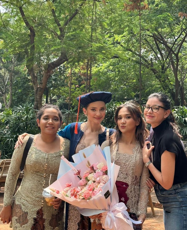 Saudara dan kerabat Enzy juga tampak hadir membawakan buket bunga untuk istri Molen Kasetra itu. Ekspresi bahagia pun tampak jelas terlihat di wajah Enzy. Foto: Instagram/@enzystoria