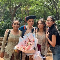 Saudara dan kerabat Enzy juga tampak hadir membawakan buket bunga untuk istri Molen Kasetra itu. Ekspresi bahagia pun tampak jelas terlihat di wajah Enzy. Foto: Instagram/@enzystoria