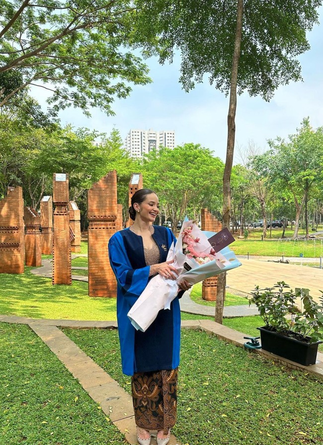 Enzy Storia sempat menghebohkan karena tiba-tiba pulang ke Indonesia dari Amerika. Ternyata tak hanya untuk sekedar bertemu para sahabatnya, kepulangan Enzy juga untuk menghadiri wisuda untuk memperoleh gelar S1 dirinya. Foto: Instagram/@enzystoria