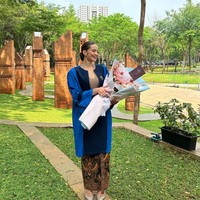 Enzy Storia sempat menghebohkan karena tiba-tiba pulang ke Indonesia dari Amerika. Ternyata tak hanya untuk sekedar bertemu para sahabatnya, kepulangan Enzy juga untuk menghadiri wisuda untuk memperoleh gelar S1 dirinya. Foto: Instagram/@enzystoria