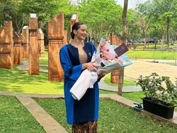 7 Potret Enzy Storia Wisuda S1, Cantik dan Anggun Berkebaya Ditemani Mertua