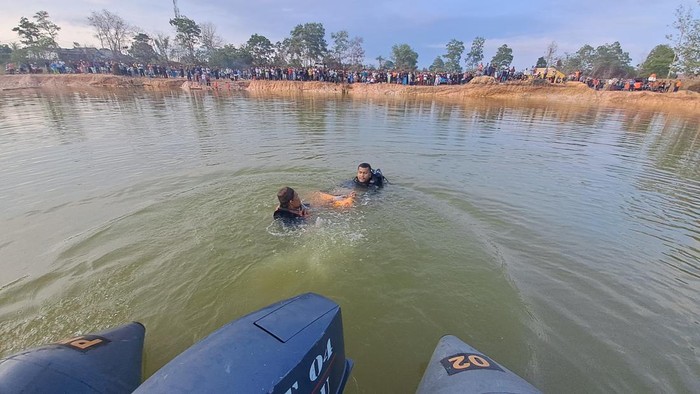 Evakuasi pelajar SMP tewas tenggelam di sungai bekas tambang timah.