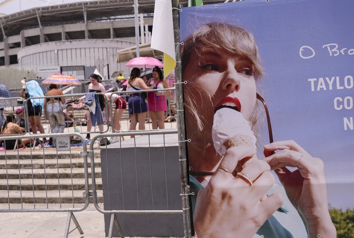 Fans Taylor Swift di Brasil Rela Panas-panasan demi The Eras Tour Taylor Swift fans wait for the doors of Nilton Santos Olympic stadium to open for her Eras Tour concert amid a heat wave in Rio de Janeiro, Brazil, Saturday, Nov. 18, 2023. A 23-year-old Taylor Swift fan died at the singer's Eras Tour concert in Rio de Janeiro Friday night, according to a statement from the show's organizers in Brazil. (AP Photo/Silvia Izquierdo)