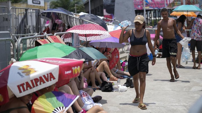 Fans Taylor Swift di Brasil Rela Panas-panasan demi The Eras Tour Taylor Swift fans wait for the doors of Nilton Santos Olympic stadium to open for her Eras Tour concert amid a heat wave in Rio de Janeiro, Brazil, Saturday, Nov. 18, 2023. A 23-year-old Taylor Swift fan died at the singer's Eras Tour concert in Rio de Janeiro Friday night, according to a statement from the show's organizers in Brazil. (AP Photo/Silvia Izquierdo)