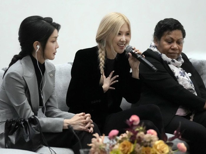 Gaya Rose BLACKPINK Jadi Pembicara KTT APEC, Bareng Ibu Negara Korsel