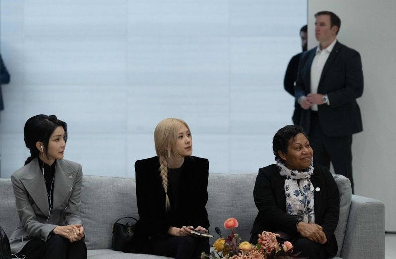 Gaya Rose BLACKPINK Jadi Pembicara KTT APEC, Bareng Ibu Negara Korsel