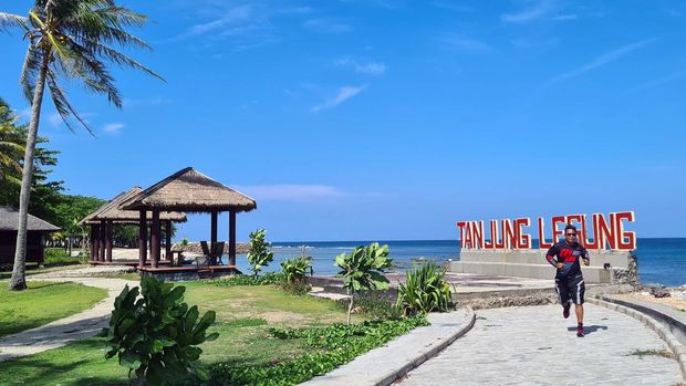 Wisatawan lokal menikmati Pantai Lalassa Kawasan Ekonomi Khusus (KEK) Tanjung Lesung, Pandeglang, Banten, Minggu (19/11/2023). Wisata KEK Tanjung Lesung terus bangkit pasca bencana Tsunami 2018 dan COVID19, serta telah siap menjelang liburan Natal 2023 dan Tahun Baru 2024. ANTARA FOTO/Muhammad Iqbal/Spt.