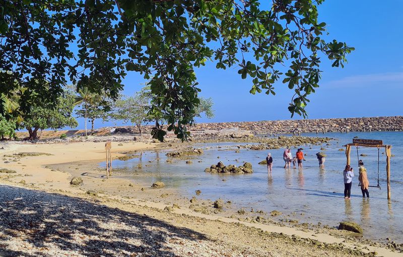 Wisatawan lokal menikmati Pantai Lalassa Kawasan Ekonomi Khusus (KEK) Tanjung Lesung, Pandeglang, Banten, Minggu (19/11/2023). Wisata KEK Tanjung Lesung terus bangkit pasca bencana Tsunami 2018 dan COVID19, serta telah siap menjelang liburan Natal 2023 dan Tahun Baru 2024. ANTARA FOTO/Muhammad Iqbal/Spt.