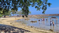 Wisatawan lokal menikmati Pantai Lalassa Kawasan Ekonomi Khusus (KEK) Tanjung Lesung, Pandeglang, Banten, Minggu (19/11/2023).  