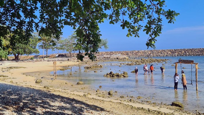 Wisatawan lokal menikmati Pantai Lalassa Kawasan Ekonomi Khusus (KEK) Tanjung Lesung, Pandeglang, Banten, Minggu (19/11/2023). Wisata KEK Tanjung Lesung terus bangkit pasca bencana Tsunami 2018 dan COVID19, serta telah siap menjelang liburan Natal 2023 dan Tahun Baru 2024. ANTARA FOTO/Muhammad Iqbal/Spt.