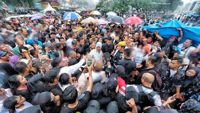 Gibran Rakabuming dikerumuni warga Medan saat hujan-hujanan ikut CFD. (Istimewa)
