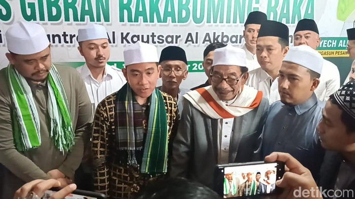 Gibran saat diwawancarai di Pesantren Moder Al-Kautsar Al-Akbar, di Jalan Pelajar, Kota Medan. (Goklas Wisely).