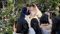 Pernikahan tampak digelar outdoor dengan suasana alam yang menambah romantis perhelatan tersebut. (Foto: dok. Instagram Hyeri/Yura/Minah Girls Day)