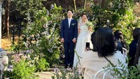 Foto-foto dari pernikahan Sojin dibagikan oleh rekan sesama member Girls Day lewat Instagram. Di hari bahagianya, Sojin terlihat bahagia dan anggun dengan gaun pengantin. Rona yang sama diperlihatkan aktor Lee Dong Ha. (Foto: dok. Instagram Hyeri/Yura/Minah Girls Day)