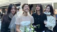 Kiri ke kanan: Minah, Sojin, Hyeri, dan Yura Girls Day. Semua member girlband pelantun Female President itu menghadiri pernikahan Sojin. (Foto: dok. Instagram Hyeri/Yura/Minah Girls Day)