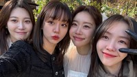 Para member Girls Day tampak menangis terharu-bahagia di momen pernikahan Sojin. (Foto: dok. Instagram Hyeri/Yura/Minah Girls Day)