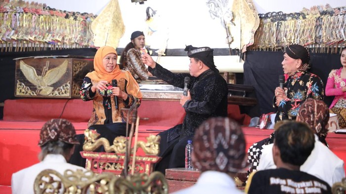 Gubernur Jawa Timur Khofifah Indar Parawansa memperingati Hari Jadi Ke-78 Jatim dengan menggelar pertunjukan wayang di lima lokasi. Salah satunya di Alun-Alun Ponorogo, Minggu (19/11/2023) dini hari.