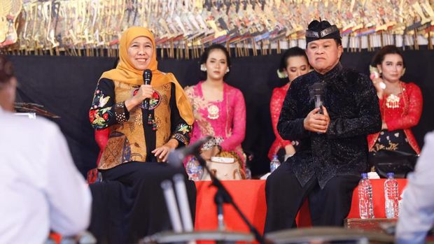 Gubernur Jawa Timur Khofifah Indar Parawansa memperingati Hari Jadi Ke-78 Jatim dengan menggelar pertunjukan wayang di lima lokasi. Salah satunya di Alun-Alun Ponorogo, Minggu (19/11/2023) dini hari.
