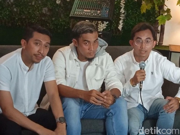 Gunawan Dwi Cahyo menggelar konferensi pers pada Minggu (19/11/2023). Dia membuka awal keretakan rumah tangganya dengan Okie Agustina.