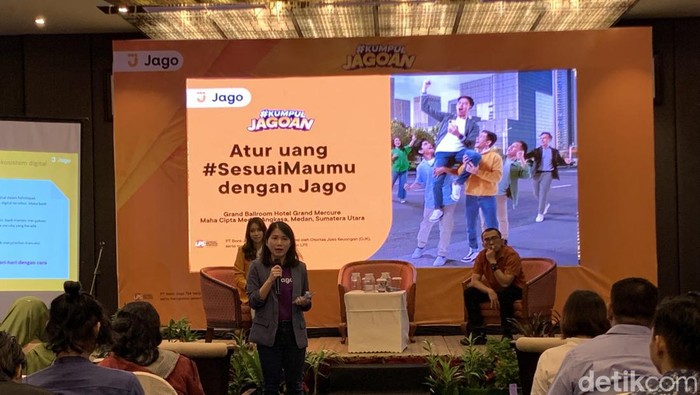 Head of Consumer Business Customer Value Management Bank Jago Irene Santoso saat berbagi tips atur keuangan di Medan (Kartika Sari/detikSumut)