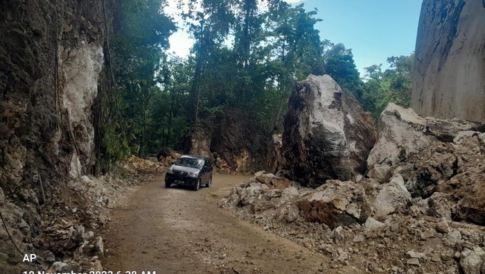 Jalan Poros Maros-Bone di wilayah Camba atau Kappang, Kabupaten Maros, Sulawesi Selatan (Sulsel) akhirnya bisa dilewati setelah 11 jam tertutup material longsor batu.