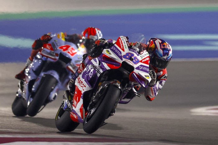Prima Pramacs Spanish rider Jorge Martin (foreground) and Gresini Racings Italian rider Fabio Di Giannantonio compete during the Tissot Sprint race ahead of the Moto GP Grand Prix of Qatar at the Lusail International Circuit on November 18, 2023. (Photo by Karim JAAFAR / AFP)