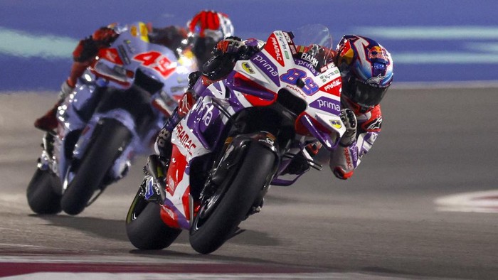 Prima Pramacs Spanish rider Jorge Martin (foreground) and Gresini Racings Italian rider Fabio Di Giannantonio compete during the Tissot Sprint race ahead of the Moto GP Grand Prix of Qatar at the Lusail International Circuit on November 18, 2023. (Photo by Karim JAAFAR / AFP)