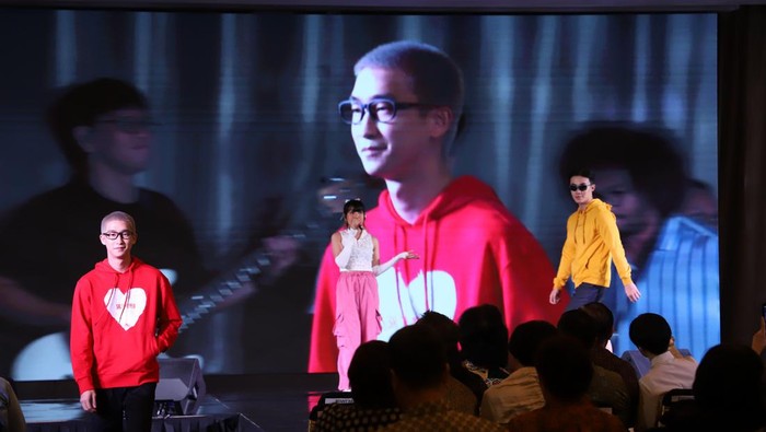 Jualan Masa Kini, Lewat Peragaan Busana Kaca Mata Eyewear fashion show & musical entertainment digelar untuk memperkenalkan koleksi terbaru dari Optik Melawai kepada khalayak ramai. Ini cara jualan masa kini.