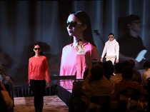 Jualan Masa Kini, Lewat Peragaan Busana Kaca Mata