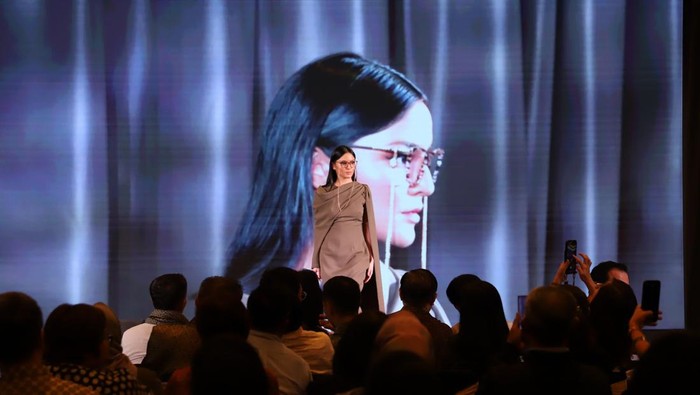 Jualan Masa Kini, Lewat Peragaan Busana Kaca Mata Eyewear fashion show & musical entertainment digelar untuk memperkenalkan koleksi terbaru dari Optik Melawai kepada khalayak ramai. Ini cara jualan masa kini.