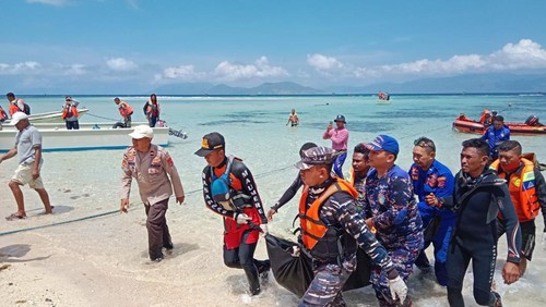 Pria yang terseret arus ditemukan tewas di Pantai Loang, Lembata, NTT, Minggu (19/11/2023). (Basarnas Maumere)