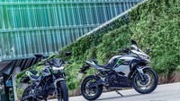 Ninja e-1 dan Z e-1 dilengkapi dengan dua baterai lithium-ion yang masing-masing memiliki berat 11,5 kg. Baterainya bisa dicas sampai penuh dalam waktu rata-rata 3,7-4 jam dan 1,6 jam untuk pengisian daya 20% - 85%. Bermodalkan baterai tersebut, Kawasaki Ninja e-1 bisa menempuh jarak sejauh 72 km. Foto: Kawasaki
