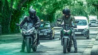 Bagi kamu yang berminat, Kawasaki Ninja e-1 ini bisa dibawa pulang dengan harga Rp 149,9 juta (OTR Jakarta) dan Z e-1 dibanderol Rp 146,9 juta (OTR Jakarta). Perlu dicatat, Kawasaki baru akan melakukan pengiriman ke garasi konsumen mulai bulan Maret 2024. Foto: Kawasaki
