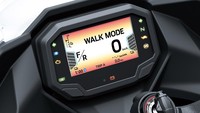 Kawasaki Ninja e-1 dan Z e-1 juga dilengkapi beragam fitur seperti Walk Mode yang membantu pengendara bermanuver di tempat parkir. Ada juga layar TFT penuh warna yang sudah tersambung ke smartphone. Foto: Kawasaki