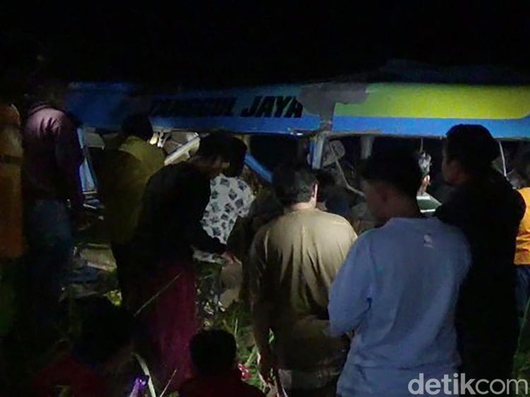 Kecelakaan Maut Elf Tertabrak KA Probowangi Tewaskan 11 Orang