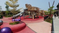 Ada pula taman bermain outdoor yang ramah anak-anak.  