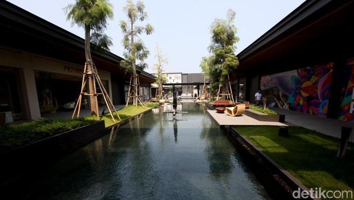 PIK 2 punya spot baru yaitu Indonesia Design District (IDD). Ritel berkonsep semi-outdoor ini menghadirkan suasana yang artsy, Minggu, (19/11/2023).