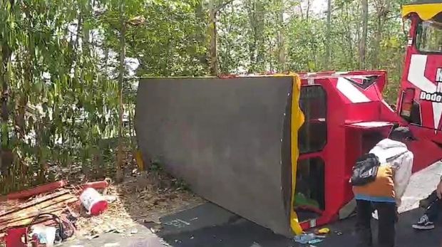 Kereta Kelinci terguling di Prambanan, Sleman, Minggu (19/11/2023).