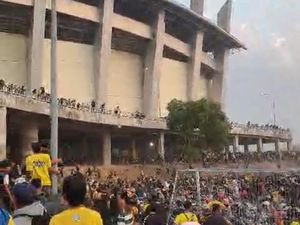 Ricuh Usai Laga Gresik United vs Deltras FC, Polisi Tembakkan Gas Air Mata