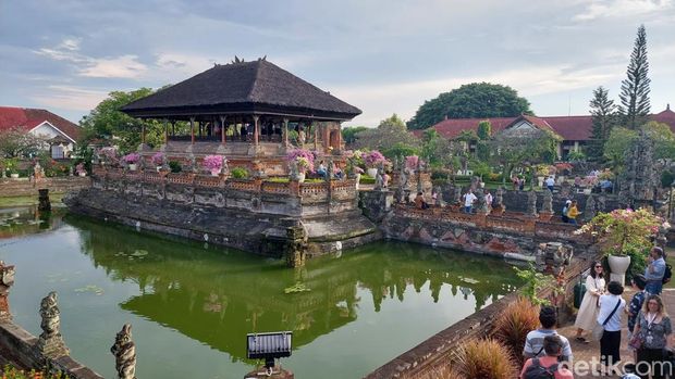 Kerta Gosa Klungkung dan Bale Kerta Gosa tempat peradilan jaman Kerajaan, Sabtu (18/11/2023). (Putu Krista/detikBali)