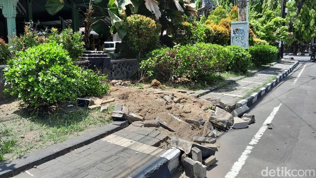 Kondisi rumah dinas Wakil Wali Kota Solo usai pagarnya ditabrak mobil nyelonong, Minggu (19/11/2023).