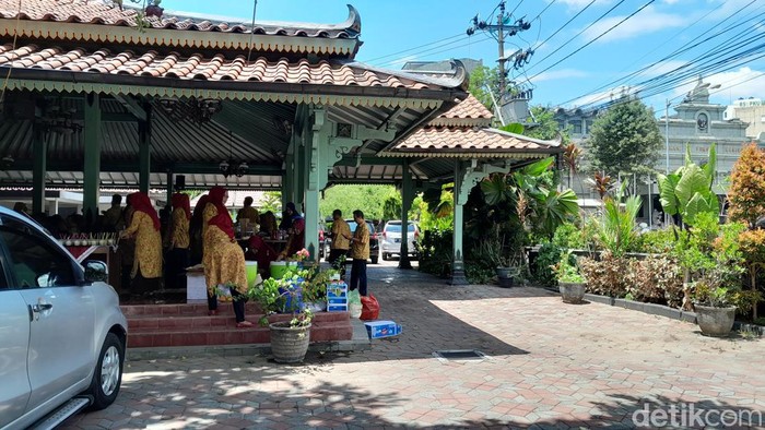 Kondisi rumah dinas Wakil Wali Kota Solo usai pagarnya ditabrak mobil nyelonong, Minggu (19/11/2023).