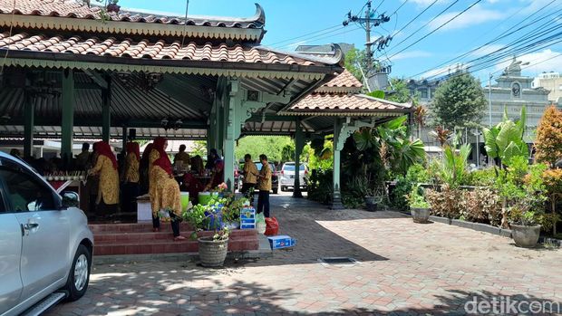 Kondisi rumah dinas Wakil Wali Kota Solo usai pagarnya ditabrak mobil nyelonong, Minggu (19/11/2023).