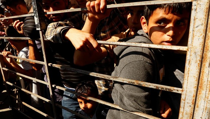Palestinians queue as they wait to buy bread from a bakery, amid shortages of food supplies and fuel, as the conflict between Israel and Palestinian Islamist group Hamas continues, in Khan Younis in the southern Gaza Strip November 17, 2023. REUTERS/Ibraheem Abu Mustafa     TPX IMAGES OF THE DAY