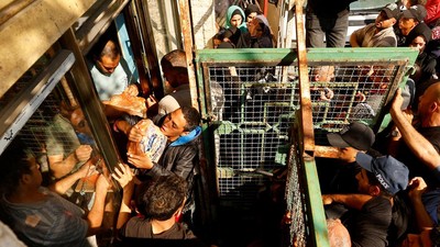 Kurang Pasokan Makanan, Warga Palestina Berdesakan Beli Roti