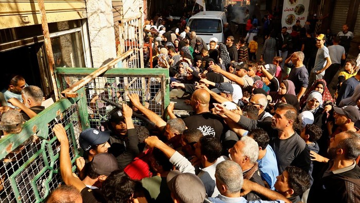 Kurang Pasokan Makanan, Warga Palestina Berdesakan Beli Roti Palestinians queue as they wait to buy bread from a bakery, amid shortages of food supplies and fuel, as the conflict between Israel and Palestinian Islamist group Hamas continues, in Khan Younis in the southern Gaza Strip November 17, 2023. REUTERS/Ibraheem Abu Mustafa TPX IMAGES OF THE DAY