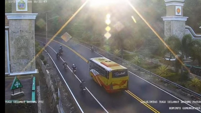 Kondisi lalu lintas di Gunungkidul, Minggu (19/11/2023).