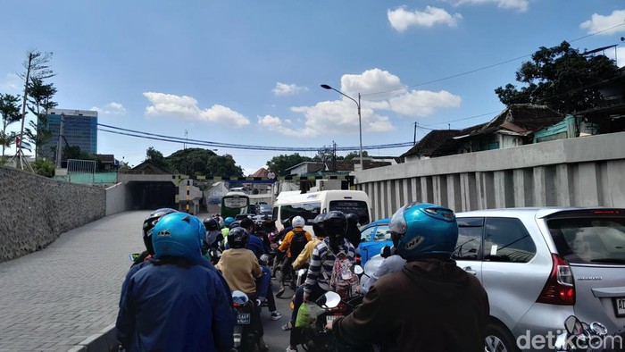 Kemacetan yang terjadi di Jalan Ahmad Yani sekitar Viaduk Gilingan, Minggu (19/11/2023).